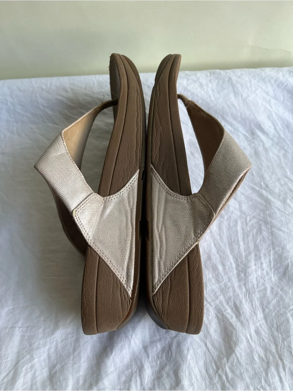Fitflop Lulu Shimmer Wedge Thong Textured Metallic Microwobbleboard Midsole Sz 9